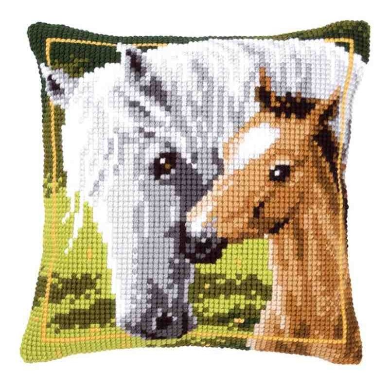 Kruissteekkussen Wit paard met veulen